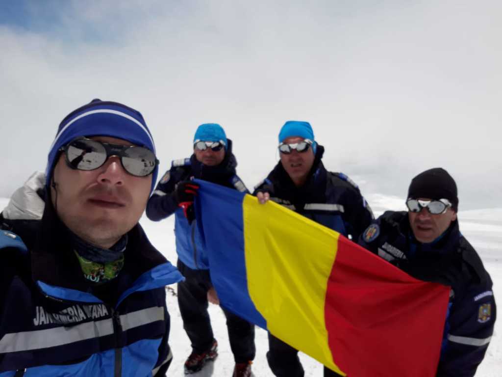 DRAPELUL ROMÂNIEI, DUS DE JANDARMII BRAȘOVENI PE “TRONUL ZEILOR” – VÂRFUL ELBRUS