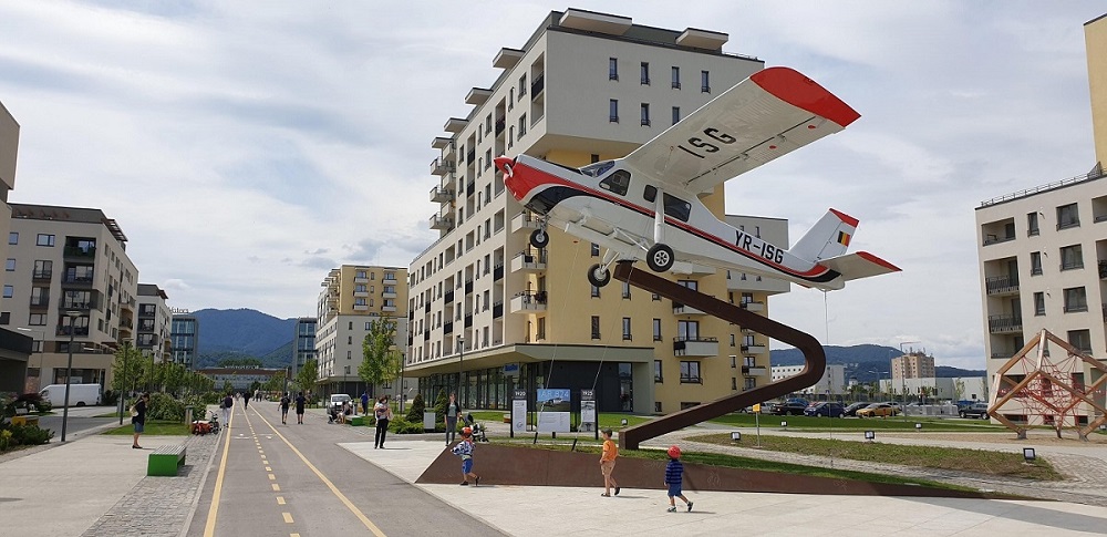 Hai și tu să admiri aeronava IAR 824, construită la Brașov, expusă acum pe Aleea Aviatorilor din Cartier Coresi